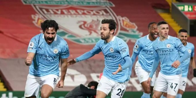 Ilkay Gündogan (l) verschoss in der ersten Halbzeit einen Elfmeter, traf dann aber doppelt. Foto: Jon Super/PA Wire/dpa