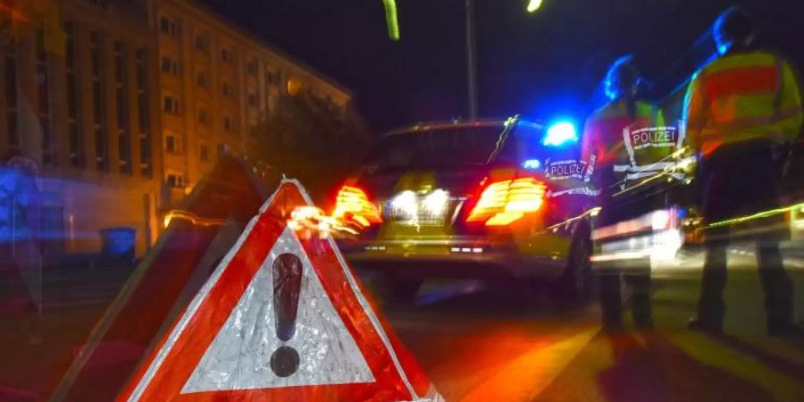 Ein Polizeifahrzeug steht mit Blaulicht auf einer Strasse in Freiburg. Foto: Patrick Seeger/dpa