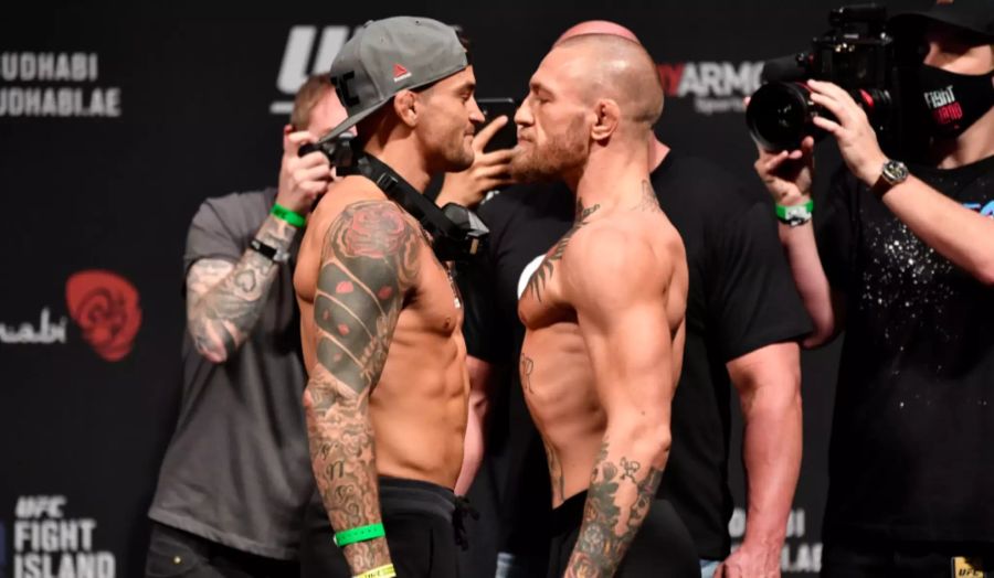 Conor McGregor und Dustin Poirier beim Wiegen vor dem UFC 257.