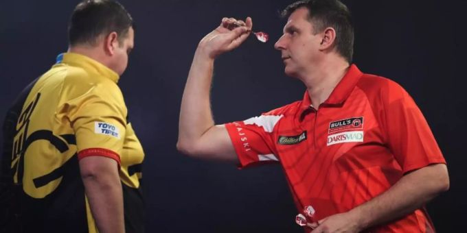 Krzysztof Ratajski (r) aus Polen setzt sich mit 4:3 im Achtelfinale gegen Gabriel Clemens (l) durch. Foto: Kieran Cleeves/PA Wire/dpa Krzysztof Ratajski (r) aus Polen setzt sich mit 4:3 im Achtelfinale gegen Gabriel Clemens (l) durch. Foto: Kieran Cleeves/PA Wire/dpa