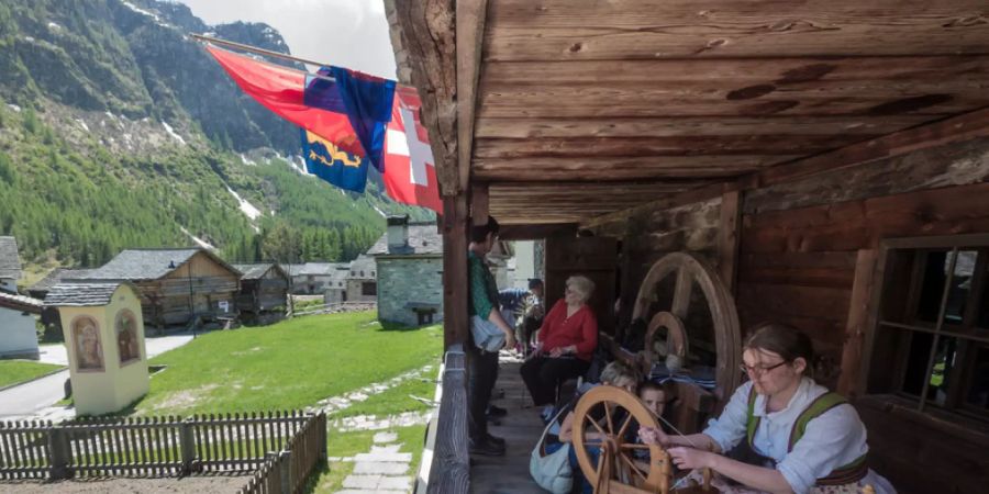 Das Walserhaus in Bosco Gurin TI ist eines von drei Museen in der Schweiz, die für den Europäischen Museumspreis 2021 nominiert sind. Das 1938 eröffnete Walsermuseum will die Geschichte und Kultur von Bosco Gurin und anderen Walsersiedlungen erhalten und zeigen. (Archivbild)