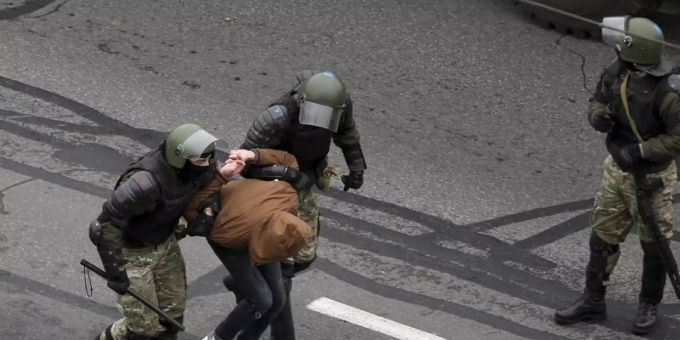 Mit massiver Gewalt sind Sicherheitskräfte den Demonstrationen gegen Machthaber Lukaschenko entgegengetreten. Amnesty International veruteilt dies. Belarus