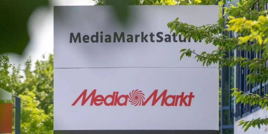 Ein Schild mit den Schriftzügen von Media Markt und Saturn vor der Firmenzentrale im bayerischen Ingolstadt. Foto: Armin Weigel/dpa/Archivbild