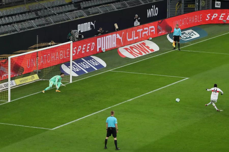 Dortmund-Keeper Roman Bürki spekuliert beim Strafstoss von Silas Wamangituka in die falsche Ecke.