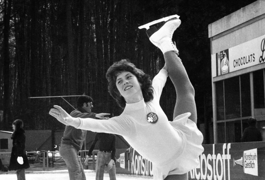 Denise Biellmann gehörte zu den besten Eiskunstläuferinnen ihrer Zeit. Das Bild stammt aus dem Jahr 1974.