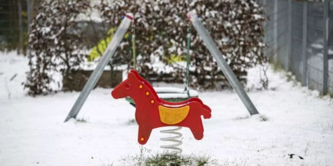 Spielgerät an einer Kita Spielgerät an einer Kita