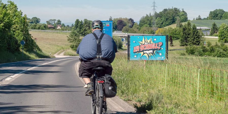 Fahrradfahrer in Löwenberg auf dem Weg nach Murten.