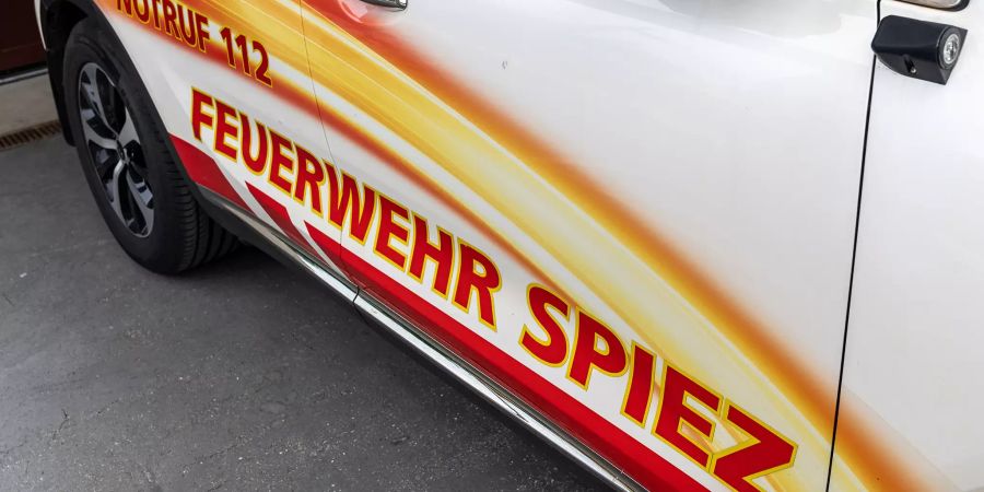Einsatzfahrzeug der Feuerwehr Spiez vor dem Feuerwehrdepot in Spiez.