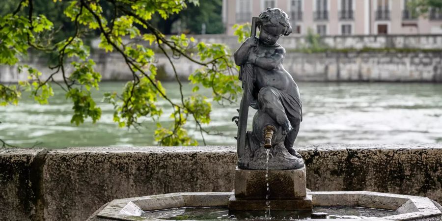 Der Landhausbrunnen beim Landhaus in Solothurn. Hinten die Aare.