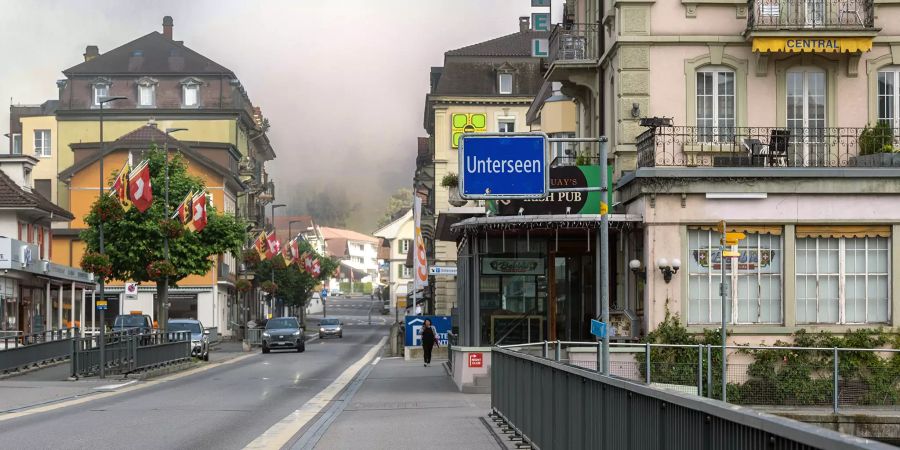 Das Hotel Central in Unterseen liegt direkt an der Aare. Links das Strassenschild von Unterseen.