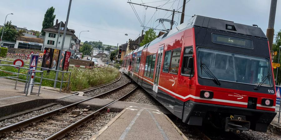 Ein Zug der Aare-Seeland Mobil am Bahnhof Nidau.