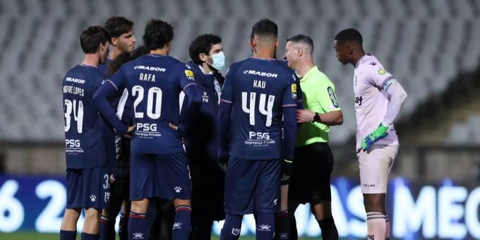 Die sieben nach der Pause übrig gebliebenen Spieler von Belenenses diskutieren mit dem Schiedsrichter den Spielabbruch gegen Benfica Lissabon Haris Seferovic