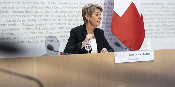 Justizministerin Karin Keller-Sutter versicherte, dass die Unabhängigkeit der Justiz mit dem Nein zu einem Losverfahren gewahrt bleibe. (Archivbild) justizinitiative
