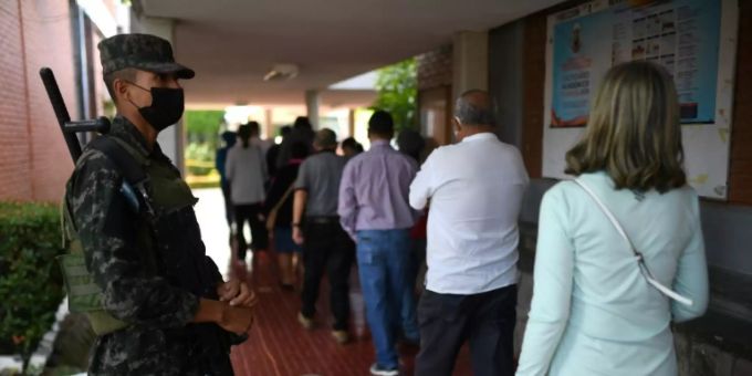 Menschen stehen vor einem Wahllokal in Tegucigalpa Schlange Menschen stehen vor einem Wahllokal in Tegucigalpa Schlange