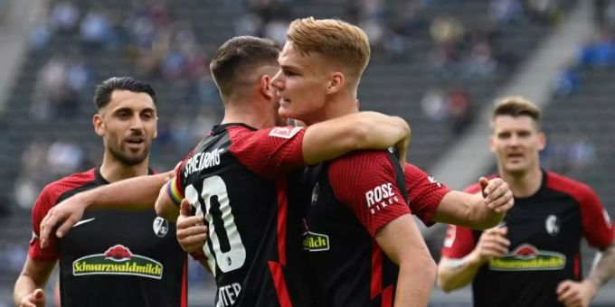 Der SC Freiburg bleibt in der Bundesliga weiterhin ungeschlagen und gewinnt auch bei Hertha BSC in Berlin. Foto: Soeren Stache/dpa-Zentralbild/dpa Der SC Freiburg bleibt in der Bundesliga weiterhin ungeschlagen und gewinnt auch bei Hertha BSC in Berlin. Foto: Soeren Stache/dpa-Zentralbild/dpa