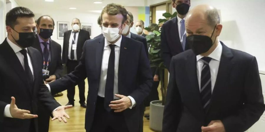 Emmanuel Macron (M), Präsident von Frankreich, Wolodymyr Selenskyj (l) Präsident der Ukraine, und Bundeskanzler Olaf Scholz (r, SPD) am Rande des Gipfels der Östlichen Partnerschaft. Foto: Kenzo Tribouillard/Pool AFP/AP/dpa