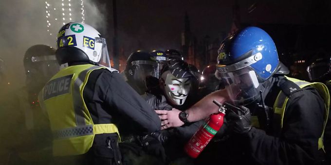 Die Polizei stösst im Zuge des Million Mask March auf dem Parliament Square mit Demonstrierenden zusammen. Foto: Yui Mok/PA Wire/dpa Die Polizei stösst im Zuge des Million Mask March auf dem Parliament Square mit Demonstrierenden zusammen. Foto: Yui Mok/PA Wire/dpa