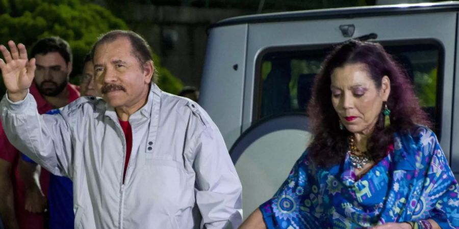 ARCHIV - Nicaraguas Präsident Daniel Ortega und seine Frau Rosario Murillo kommen zu einer Pressekonferenz. Ohne ernstzunehmende Gegner hat sich der nicaraguanische Präsident Daniel Ortega zur Wiederwahl gestellt. Foto: Jorge Torres/EFE/dpa