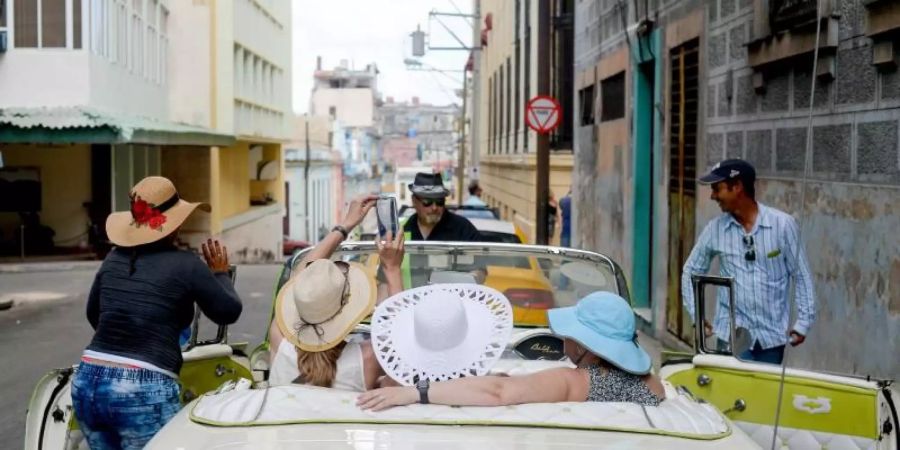Strassenszene in Havanna: Kuba gilt nicht mehr als Hochrisikogebiet. Die Quarantänepflicht für ungeimpfte Rückkehrer entfällt damit. Foto: Jens Kalaene/dpa-Zentralbild/dpa-tmn