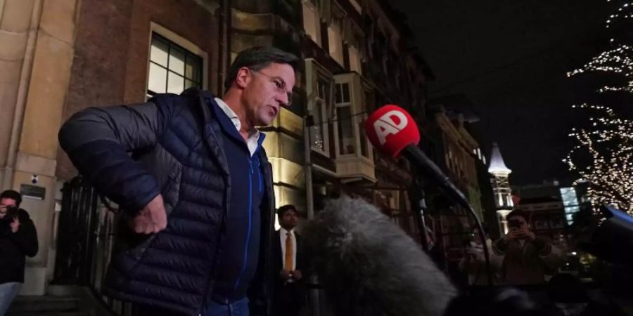 Mark Rutte, Ministerpräsident der Niederlande und Vorsitzender der rechtsliberalen VVD, spricht nach der Verhandlungsvereinbarung für ein neues Kabinett mit Journalisten. Foto: Jeroen Jumelet/ANP/dpa