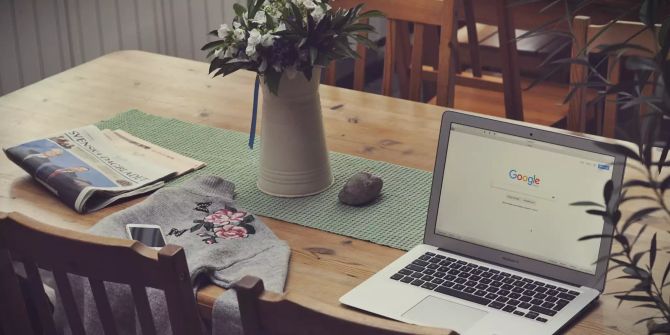 Laptop auf Küchentisch Holz