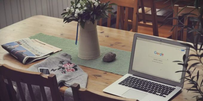 Homeoffice am Küchentisch ist in vielen Haushalte eine Realität geworden. Laptop auf Küchentisch Holz