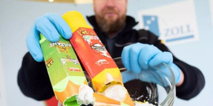 Der Zollsprecher Jens Ahland schüttet als Buntstifte verpacktes Crystal Meth in eine Schale. Foto: Federico Gambarini/dpa Der Zollsprecher Jens Ahland schüttet als Buntstifte verpacktes Crystal Meth in eine Schale. Foto: Federico Gambarini/dpa