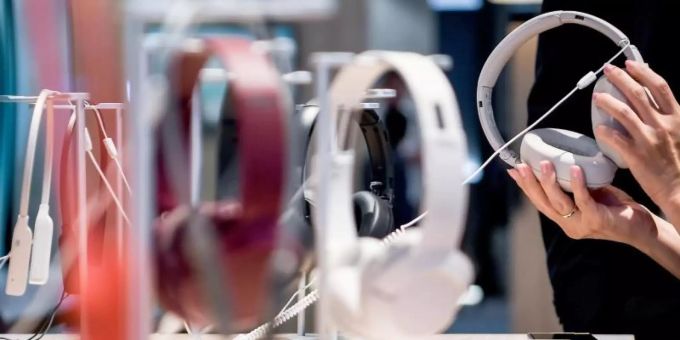 Die Nachfrage nach Spielekonsolen, Kopfhörern und Digitalkameras aus ausländischer Produktion ist in Deutschland weiter gestiegen. Foto: Britta Pedersen/dpa-Zentralbild/dpa Die Nachfrage nach Spielekonsolen, Kopfhörern und Digitalkameras aus ausländischer Produktion ist in Deutschland weiter gestiegen. Foto: Britta Pedersen/dpa-Zentralbild/dpa