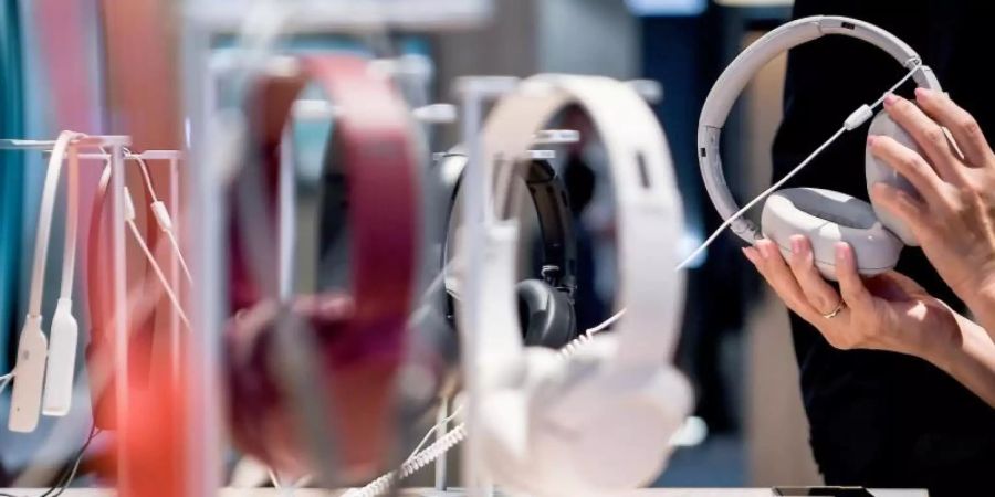 Die Nachfrage nach Spielekonsolen, Kopfhörern und Digitalkameras aus ausländischer Produktion ist in Deutschland weiter gestiegen. Foto: Britta Pedersen/dpa-Zentralbild/dpa