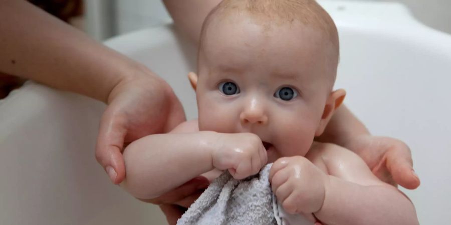 Baby in Wanne gehalten