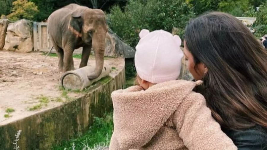 Sommers Frau Alina mit der älteren Tochter Mila im Zoo. (Oktober 2020)