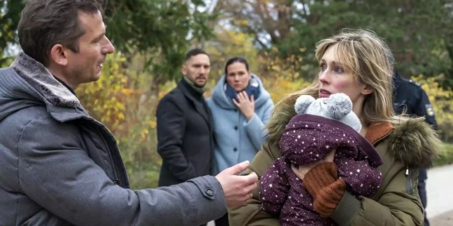 Der «Usedom-Krimi»: Ellen (Rikke Lylloff) hat das falsche Kind in den Armen (mit Max Hopp). Foto: Oliver Feist/NDR/Razor Film/dpa