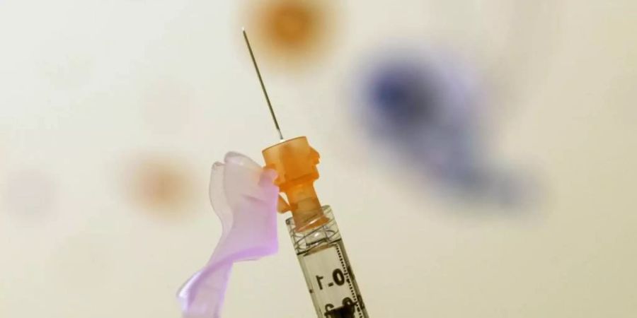 Eine Kinderdosis mit einem Corona-Impfstoff wird im "Children's National Hospital" in Washington in eine Spritze aufgezogen. Die USA haben damit begonnen, Kinder im Grundschulalter gegen das Coronavirus zu impfen. Foto: Carolyn Kaster/AP/dpa