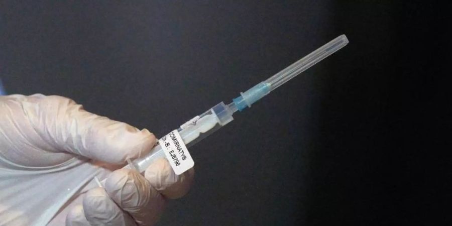 Booster Spritze - Ja oder Nein? Laut einer Umfrage wollen sich 70 Prozent der vollständig Geimpften einer Auffrischungsimpfung unterziehen. Foto: Thomas Frey/dpa Pool/dpa/Symbolbild
