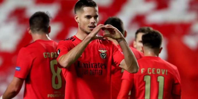 Julian Weigl (M.) hat keine Angst vor den Bayern. Foto: Pedro Fiuza/ZUMA Wire/dpa julian weigl benfica