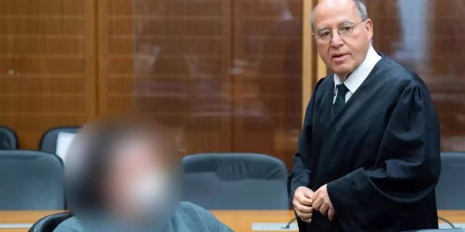 Die Angeklagte Kim Teresa A. mit ihrem Verteidiger Gregor Gysi. Die Frau ist zu vier Jahren Haft verurteilt worden. Foto: Boris Roessler/dpa Die Angeklagte Kim Teresa A. mit ihrem Verteidiger Gregor Gysi. Die Frau ist zu vier Jahren Haft verurteilt worden. Foto: Boris Roessler/dpa