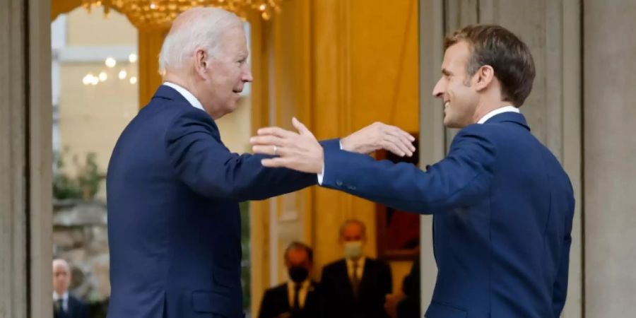 Präsidenten Biden (l.) und Macron