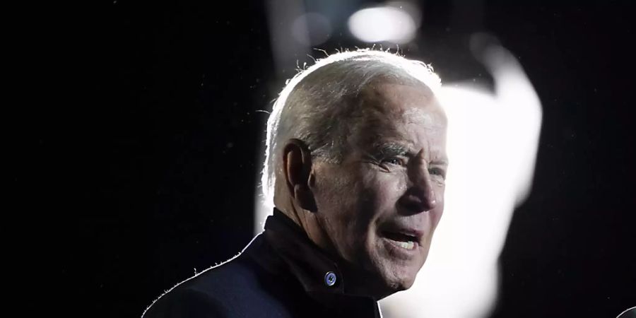 Joe Biden spricht bei einer Kundgebung für den demokratischen Gouverneurskandidaten. Foto: Alex Brandon/AP/dpa