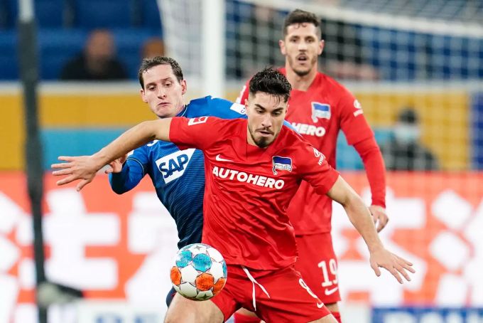 29.10.2021, Baden-Württemberg, Sinsheim: Fussball: Bundesliga, TSG 1899 Hoffenheim - Hertha BSC, 10. Spieltag, in der PreZero Arena. Hoffenheims Sebastian Rudy (l) und Herthas Suat Serdar kämpfen um den Ball. Foto: Uwe Anspach/dpa +++ dpa-Bildfunk +++ Hoffenheim - Hertha BSC