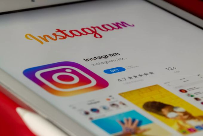 Bereits bei der ersten Einrichtung von Instagram auf dem Kindersmartphone kann man wichtige Einstellungen durchführen. Smartphone Instagram Download