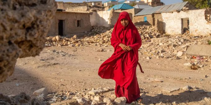 Somalia wird immer wieder von Dürren heimgesucht – mit schwerwiegenden Folgen für die Menschen in der Region Frau mit rotem Gewand
