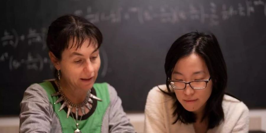 Professorin Lindell Bromham (l) und ihre Kollegin Xie Hua sprechen über die Gründe für das Sterben von Sprachen. Foto: Jamie Kidston/ANU/dpa