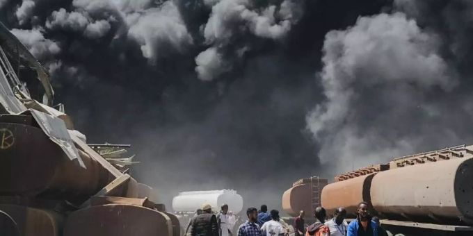 Menschen stehen nach einem Luftangriff auf die Hauptstadt der Region Tigray im Norden Äthiopiens vor schwarzen Rauchschwaden. Foto: ---/UGC/AP/dpa Menschen stehen nach einem Luftangriff auf die Hauptstadt der Region Tigray im Norden Äthiopiens vor schwarzen Rauchschwaden. Foto: ---/UGC/AP/dpa