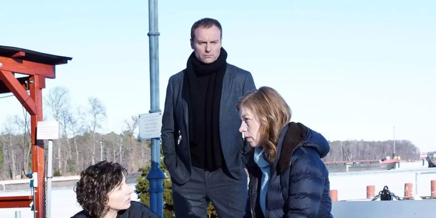 Nina Rubin (Meret Becker, l.) und Robert Karow (Mark Waschke) reden im «Tatort: Die Kalten und die Toten» auf Mutter Doris (Jule Böwe) ein.