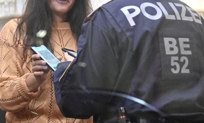 Eine Frau zeigt ihr Covid-Zertifikat in Österreich. Dort gilt morgen ein Lockdown für Ungeimpfte. Coronavirus