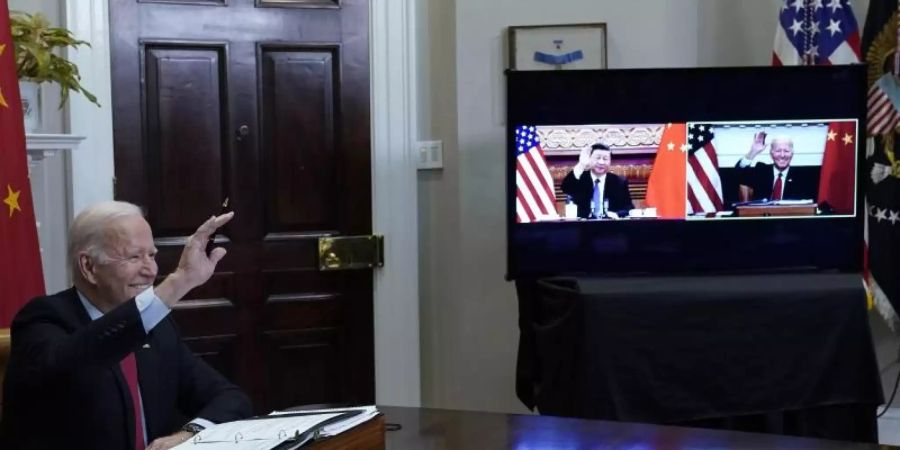 US-Präsident Joe Biden (l) und Chinas Staatspräsident Xi Jinping begrüssen sich zu Beginn des Online-Gipfels. Foto: Susan Walsh/AP/dpa