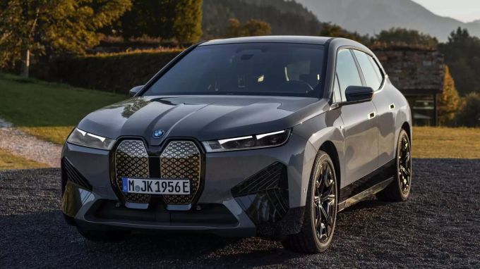An der Wallbox lädt der M60 mit 11kW, am Schnellader immerhin mit 200kW BMW iX M60