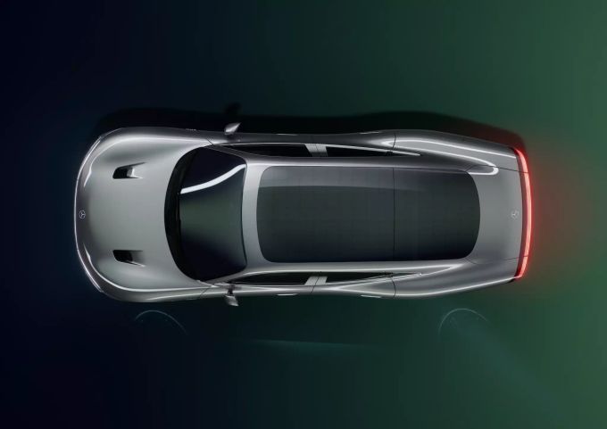 Kaum sichtbare Solarzellen speisen vor allem das Unterhaltungssystem und sorgen für bis zu 25 Kilometer Extra-Reichweite Mercedes-Benz Vision EQXX