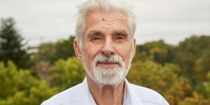 Klimaforscher Klaus Hasselmann ist von seiner Auszeichnung mit dem Physik-Nobelpreis völlig überrascht worden. Foto: Georg Wendt/dpa Klimaforscher Klaus Hasselmann ist von seiner Auszeichnung mit dem Physik-Nobelpreis völlig überrascht worden. Foto: Georg Wendt/dpa
