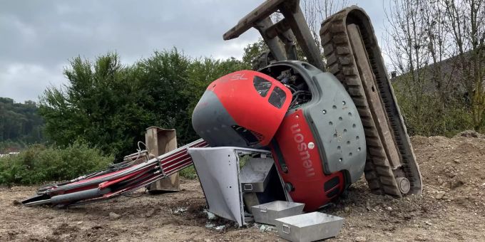 Der verunglückte Bagger in Kollbrunn kippte seitwärts. Kollburn